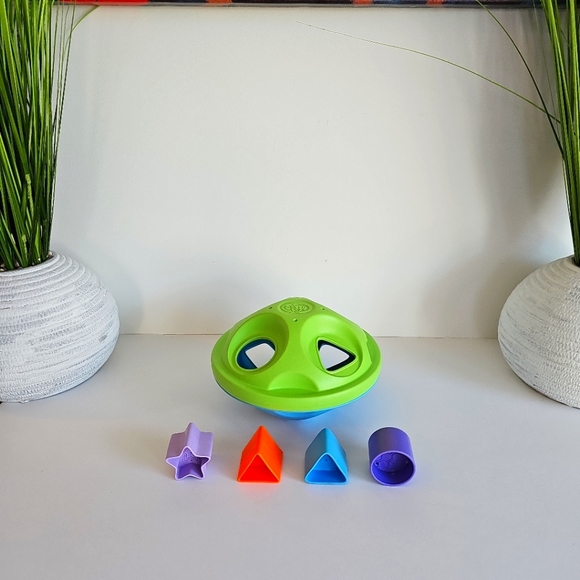 The Green Toys Shape Sorter, 1 star, 2 triangles, 1 circle, no square - Picture 6 of 8